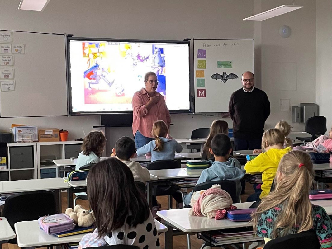 Bürgermeister Meikel Dörr besucht die Lese-AG der Grundschule Walldürn