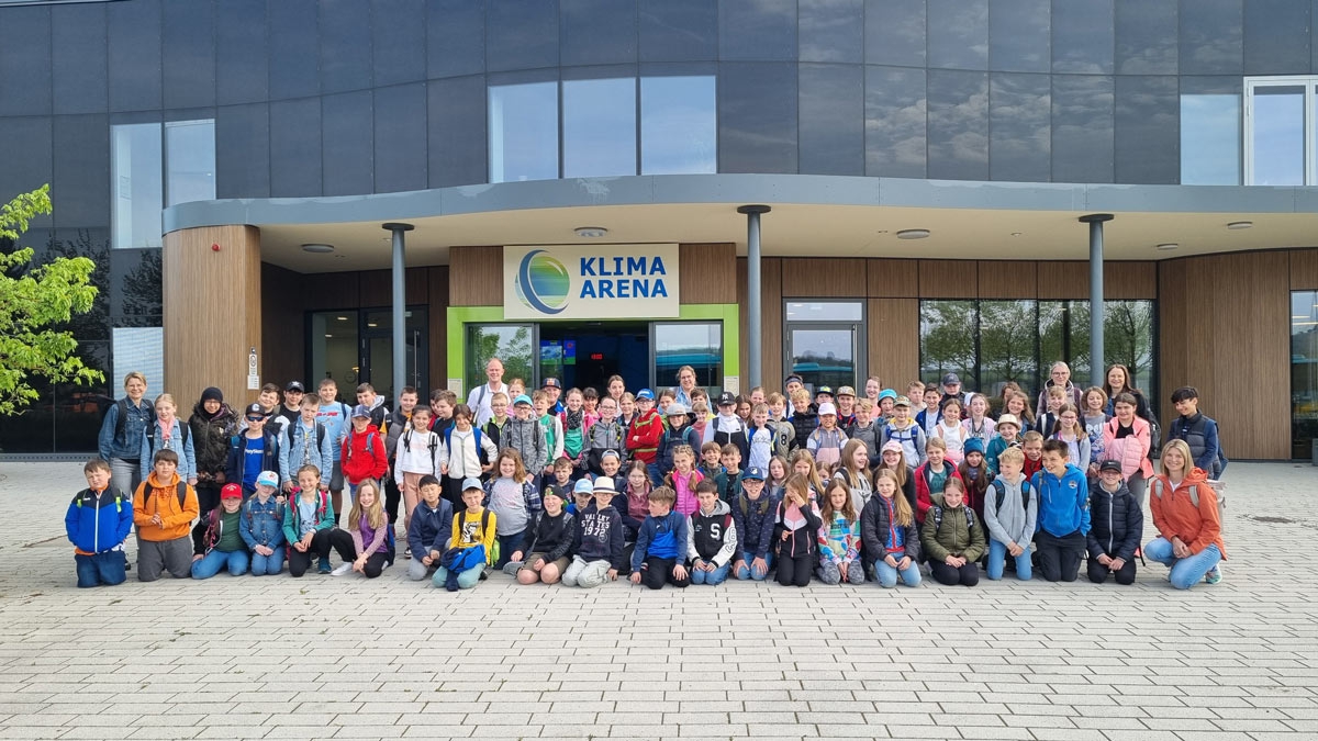 Gruppenbild vor der Klima-Arena