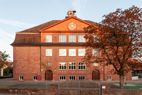 Unsere Grundschule von außen